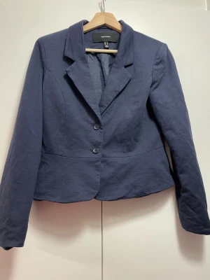 marinblå kavaj - marinblå kostymjacka med två knappar från vero moda! OBS: matchande kjol finns som separat inlägg