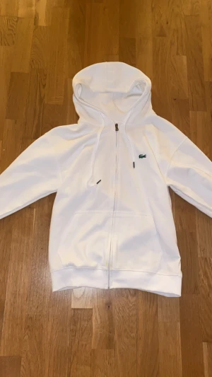 Vit Lacoste kofta  - Hej säljer nu en ny Lacoste kofta som jag inte använder!