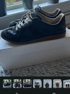 Margiela gats (bilder från min vinted) @lindgren3 - Säljer nu dessa  navy Maison Margiela gats. Jag säljer dem för att jag inte orkar fixa till dem, men jag anser att med lite tid och resurser borde det gå att återuppliva skorna till viss del, och de går att sälja dyrare än vad jag säljer dem.  Skolådan och dustbags ingår. Skorna är äkta Storlek 45, men de passar även bra för er som brukar ha 44 och även 43. Det finns en spricka i botten av skorna det borde gå att fixa hos en skomakare eller med shoe glue. Hål är bara problem om det regnar.