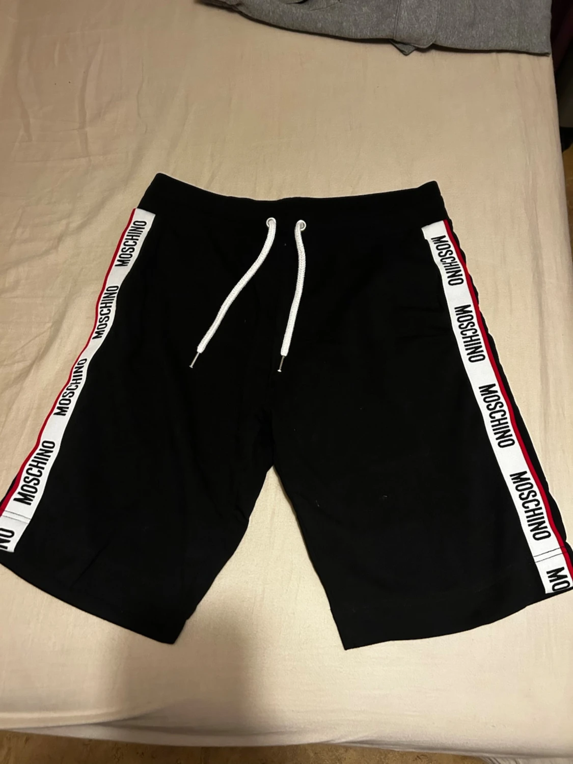 Svarta shorts från Moschino med snörning