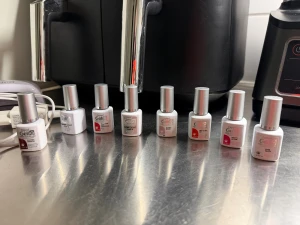 Depend gel iq - Hej, säljer en gel iq lampa med sladd, samt base coat top coat. Sen massa olika färgen sen två helt oanvända före och efter flaskor dom stora flaskorna är oöppnade sen dom små är det lite lite kvar i alla lack är knappt använda vissa är helt nya någon av dom har använts en gång på sin höjd.