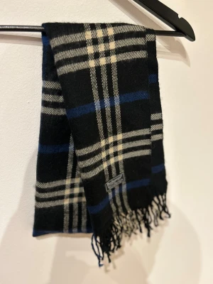 Burberry halsduk - Burberry scarf i fint skick! Hör av dig vid frågor och kolla gärna in min profil där jag säljer andra burberry halsdukar mm! 