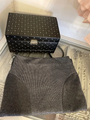 Glittrig silver kjol - Svart kjol med glittriga silvertrådar som ger ett coolt skimmer. Perfekt till nyår! Storlek S (36). 