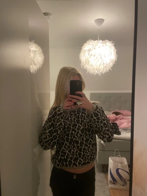 Leopard tröja från Zara! - Perfekt till alla tillfällen, sitter jätte bra! Fräsch förövrigt,ej mycket använd. Köpppppp!!💗
