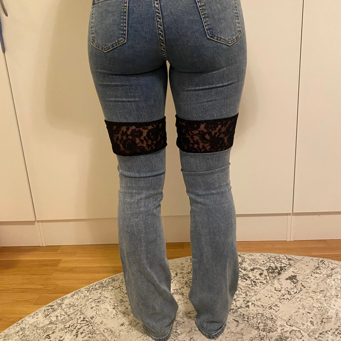 Ljusblåa bootcut jeans med svart spets - 1