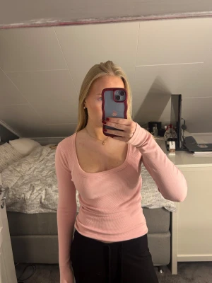 Rosa långärmad tunn tröja - Säljer denna rosa långårmade tunna tröjan feån nelly i storlek S då den inte kommer till användning längre!