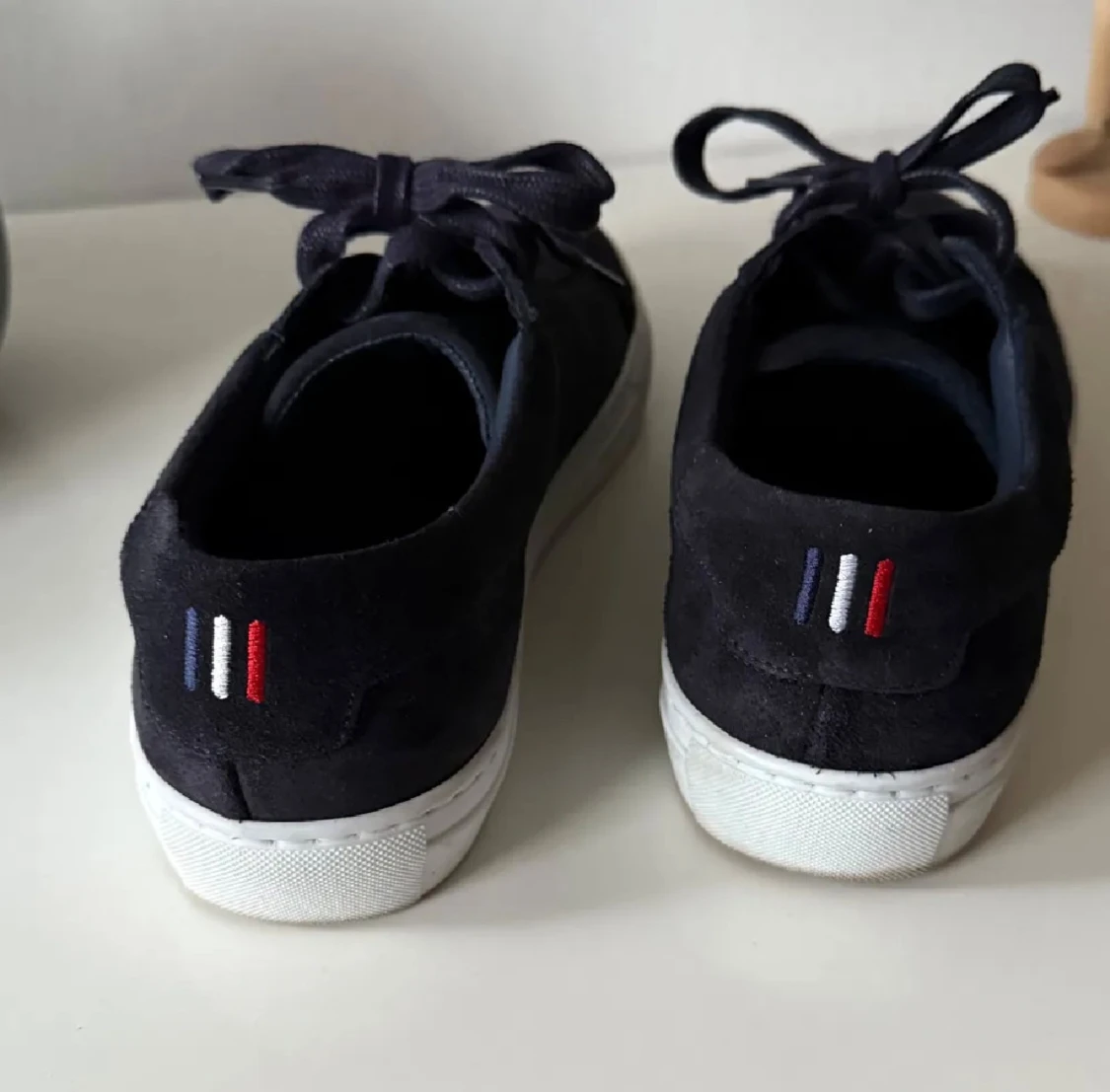 Marinblå sneakers från Les Deux - 2