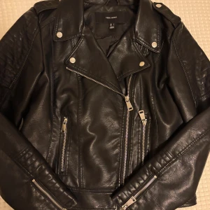 Snygg skinnjacka från Vero Moda  - Säljer min coola skinnjacka i helt nytt skick utan defekter. Haft den i ca 3 år men tyvärr bara använt den 3 gånger då den inte är min stil längre. Passar perfekt för höstens kalla dagar. Dam L i storleken, skriv gärna vid fler frågor ❤️