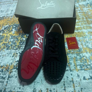 Christian Louboutin skor - Pris kan diskuteras vid snabb smidig affär Säljer ett par svarta sneakers från Christian Louboutin med klassisk röd sula och svarta nitar på tån. Skorna har snörning och är tillverkade i mocka med en rund tå. Perfekt för dig som vill sticka ut med en lyxig och edgy stil. 