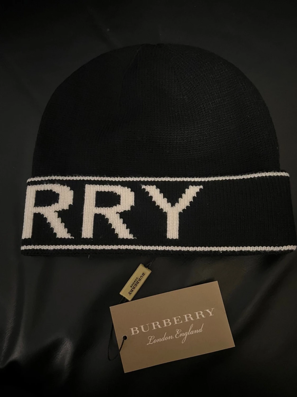 Svart stickad Burberry mössa - 1