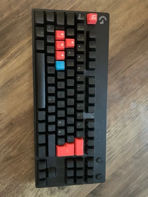 Logtech -  Ett jättefint tangentbord som används i ca ett år funkar jättebra för både skrivning och gaming