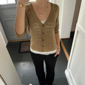 Beige stickad kofta  - Beige trekvartsärmad stickad kofta från Zara i storlek M, skulle säga att den även passar S. Fibt skick. Använd gärna köp nu!