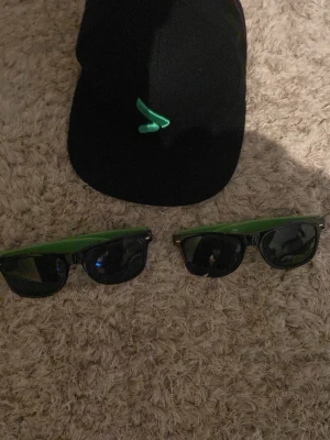 Limited edition Elgiganten keps - Limited edition Elgiganten keps som är snygg och skön att ha på sig man får även med två par solglasögon med