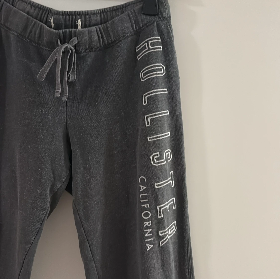 Mörkgrå mjukisbyxor från Hollister - 1