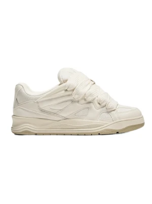 Zara Chunky vita sneakers med breda snören - Säljer ett par Zara chunky vita sneakers från Axel Arigato med breda, överdimensionerade snören. Skorna har en mix av mesh och skinnpaneler för en cool och modern look. Perfekta för dig som vill sticka ut med en clean och trendig stil.