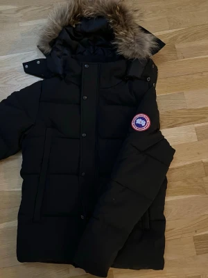 Svart Canada Goose pufferjacka med päls - Ny med nylapp! Modellen är 171cm. Buda gärna!