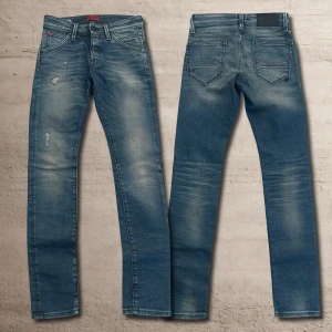 Blåa jeans från Jack and Jones W28/L32 - Jätte snygga blåa jeans från Jack and Jones. Ass feta revor från fabrik. Modell slim fit/glenn. I storleken W28/L32. Nyskick 10/10! Först till kvarn! 😀