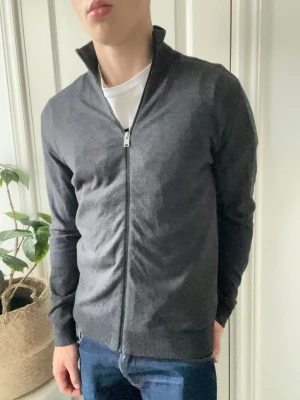 Selected home full zip - Selected home full zip, en klassiker från selected, grå full zip. Sitter hur najs som helst på modellen som är 180 cm 75 kg. Inga defekter heller! Storlek S🫵🙌
