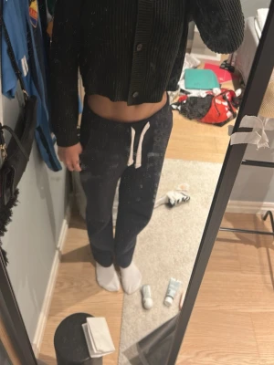 Svart kofta med knappar - Säljer en svart, ribbstickad kofta med v-ringning och stora knappar framtill. Koftan har långa ärmar och en avslappnad passform som passar perfekt till både jeans och kjol. Materialet känns mjukt och bekvämt mot huden. Tyvärr är den lite för liten för mig! Pris kan diakuteras!