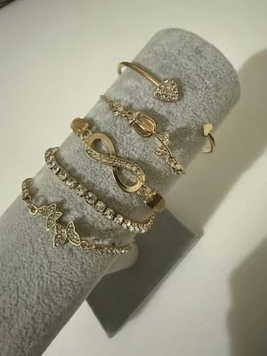 Guld Armband Set - Helt ny aldrig använd. Rostfritt stål. Justerbar.