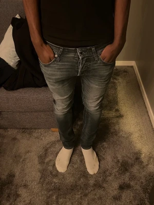 Blå fadeade slim fit jeans från Jack and Jones  - Säljer ett par fett snygga blå fadeade jeans | Storlek: S | Lägnd på jeans bäraren: 179 | Vikt på jeans bäraren: 67kg | Hör av er för frågor😃