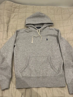 Hoodie från Polo Ralph Lauren - Snygg grå hoodie från Polo Ralph Lauren. Ny pris 1599kr väldigt bra skick och inte särskilt använd. Pris kan bli mindre
