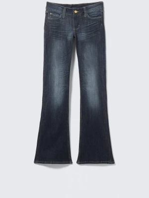 Mörkblå bootcut jeans med utsvängda ben - Snygga mörkblå jeans med bootcut och utsvängda ben. Jeansen har klassisk femficksdesign, gylf med knapp och dragkedja samt slitningar framtill för en cool look. Perfekta till sneakers eller boots.