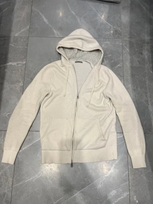 Paul taylor kashmir zip hoodie - Säljer den här riktiga snygga kashmir zip hoodien i en vit/beige färg från det italienska märket Paul Taylor! Den är i väldigt bra skick förutom att den är lite nopprig. Den är i storlek S men sitter mer som XS. Skriv vid minsta fråga/fundering🙌🏼