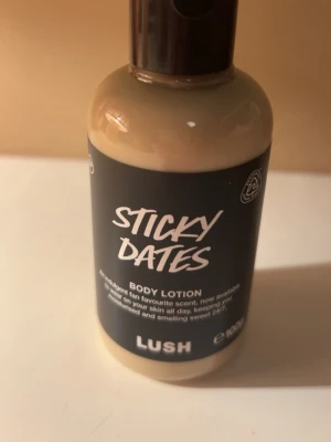Lush Body Lotion  - Sticky Dates body lotion från Lush  (den minsta förpackningen) använd Max 2 gånger luktar jättegott och sött men tycker inte doften passar mig köpt för 160 kr