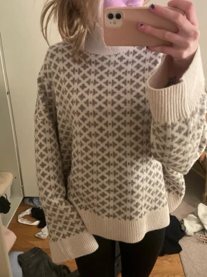 Beige stickad polotröja med mönster - Mysig beige stickad polotröja med mönster. Vet tyvärr inte storleken men sitter lite oversized och har väldigt nice passform. Som ny🩷