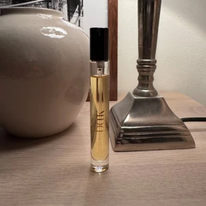 BDK - Tabac Rosé  - Reserör/liten flaska av BDK Tabac Rosé. Knappt sprejad som på bilden. Box ingår (ingen bild bara). Kvitto kanske finns någonstans. Men jag kan annars försäkra en trygg affär. Jag har bra omdömen och jag är en erfaren parfym samlare. Denna flaska är köpt på NK i Göteborg. 