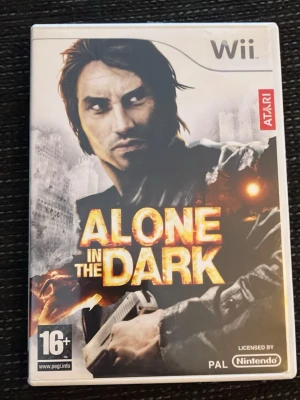 ✨Alone in the Dark Nintendo Wii✨ - Alone in the Dark är ett actionäventyrsspel till Nintendo Wii från Atari. Spelet har en mörk och spännande design med omslag i svart och orange, och är licensierat av Nintendo. För dig som gillar skräck och utmanande gameplay. Skivan är i mycket bra skick och inga synliga repor can förekomma fingeravtryck. Spelet är ej funktionstestad endast visuellt inspirerad.