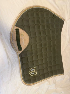  schabrak från Trinity - Jättefint grön schabrak i storlek cob från Hööks/Trinity.  Enbart använd 3-5 gånger men kommer ej till användning. ”Sadelstropparna” är avklippta