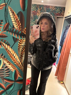  puffer lack jacka  - Säljer en svart, lack pufferjacka från Guess. Perfekt nu i vinter🤩Den är i storlek S och i jätte bra skick. Säljer då den knappt kommit till användning. 