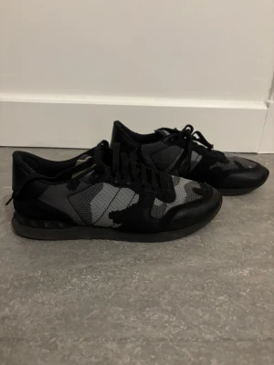 (Tar emot byten) valentino rockrunners - Tar emot byten hellst ett par likadana fast i storlek 41 eller 42| T ar emot andra shyssta grejer också | Dustbag ingår också