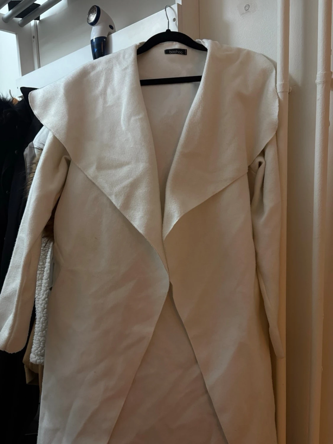 Vit kappa från Boohoo med bälte