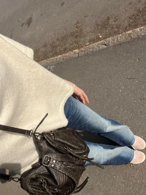 trendiga ginajeans 14+ - Säljer dessa skitsnygga jeans från gina 14+ eftersom de inte kommer till användning. Använda väldigt få gånger och har jättefina röda detaljer. Storlek L men är ganska små i storleken, jag är 170cm och brukar ha storlek S-M.💕💕Nypris 400 kronor. 