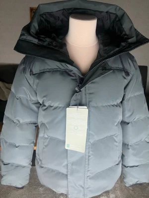 Canada Goose Macmillian Blacklabel - Sprillans ny canada goose jacka, perfekt för den kalla vintern vi har nu. Aldrig använd och taggarna sitter kvar! Den är i storlek M. Bästa priset på marknaden, priset kan självklart diskuteras!