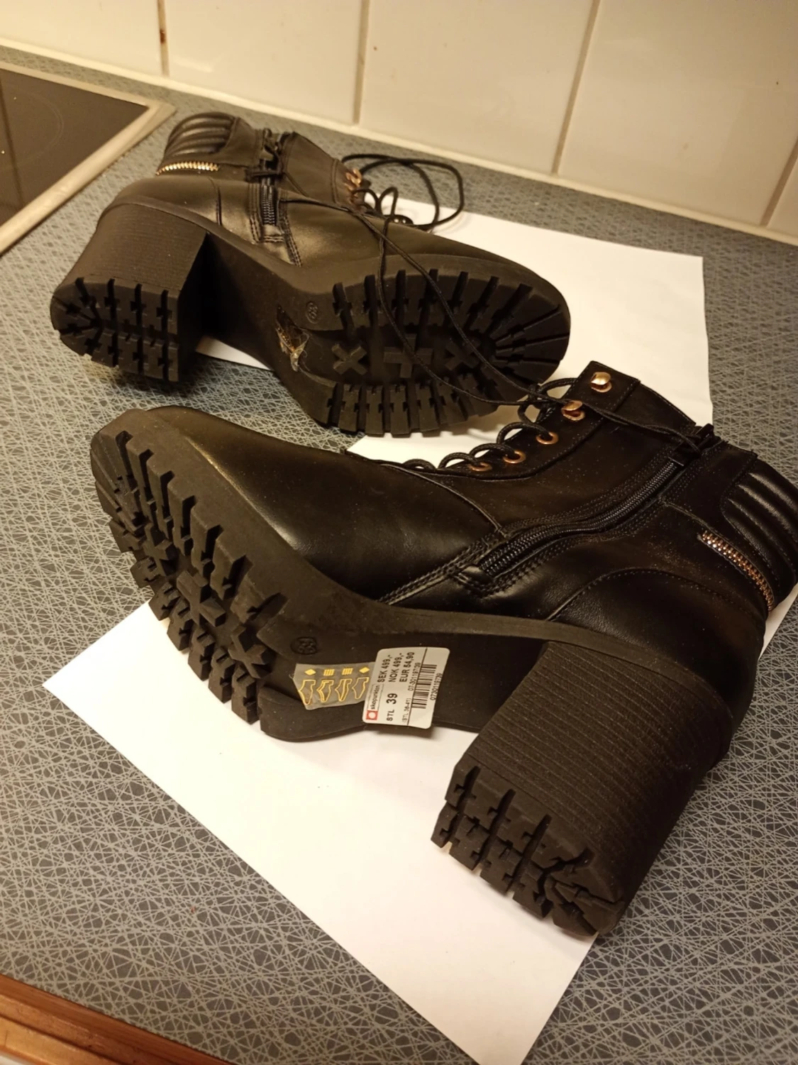 Svarta boots med klack och snörning stl 39  - 6