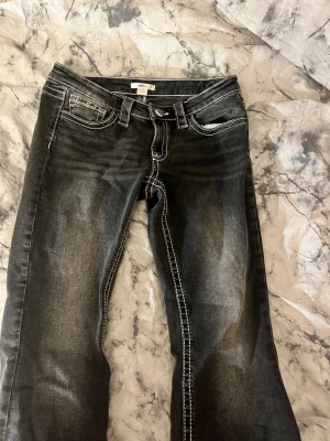 Lågmidjade jeans  - Ett par jätte snygga low waist jeans från Gina tricot young 14+. Jeansen är helt oanvända och endast testade, säljer pga för de inte kommer till användning för mig. I storlek M men passar vanlig S