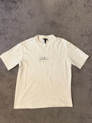 Tshirt med tryck - H&m tshirt storlek S loose fit. 