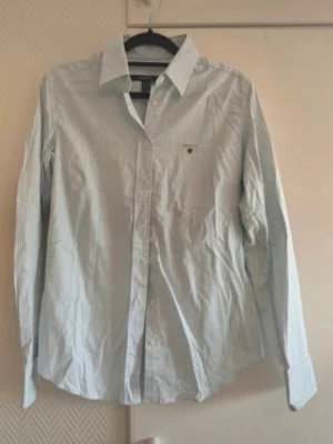 Randig skjorta från Gant - Oanvänd Gant skjorta. Köpt i NK. Storlek 36.