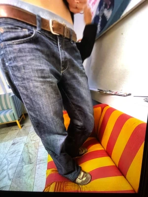 Levi's 501 mörkblå jeans straight fit - Klassiska Levi's 501 jeans i mörkblå tvätt med raka ben och normal passform. Jeansen har fem fickor, knappgylf och tydliga kontrastsömmar. Perfekta för en avslappnad och tidlös stil. Tillverkade i slitstark bomullsdenim. S/M