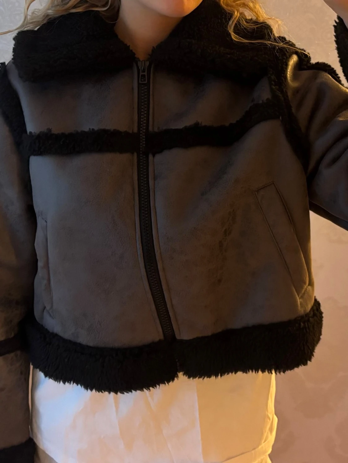 Svart pälsjacka med dragkedja