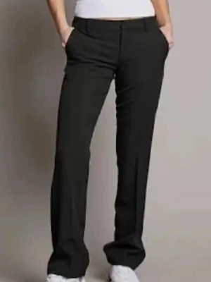 Kostymbyxor - Svarta kostymbyxor från bik bok i storlek 40. Aldrig använda. De är uppsydda och passar mig som är ungefär 163 cm men går att sprätta upp. I längden regular. Nypris 500