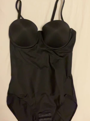 Svart body - Säljer en svart body eftersom jag köpte fel storlek!!! Aldrig använd s fast sitter som en xs