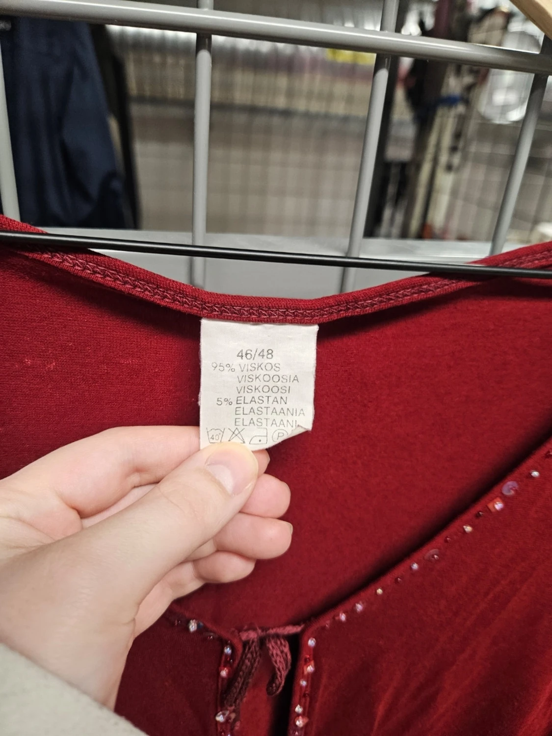 Röd kofta med paljettdetaljer och knyt - 1