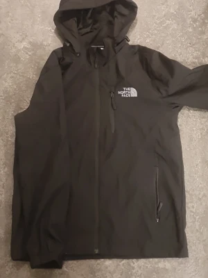 North face windbreaker - Bra north face jacka har använd den ksk 2 gånger men mu säljer den pga att den inte passar mig, Det står M men passar XS Eller S