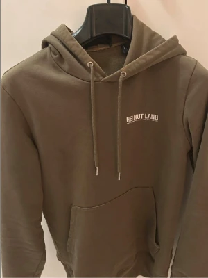 Helmut Lang Hoodie - Säljer denna lite schysstare hoodien från Helmut Lang, bra skick. Storlek S, skön och snygg. Äkta såklart. Snabb affär - bättre pris!