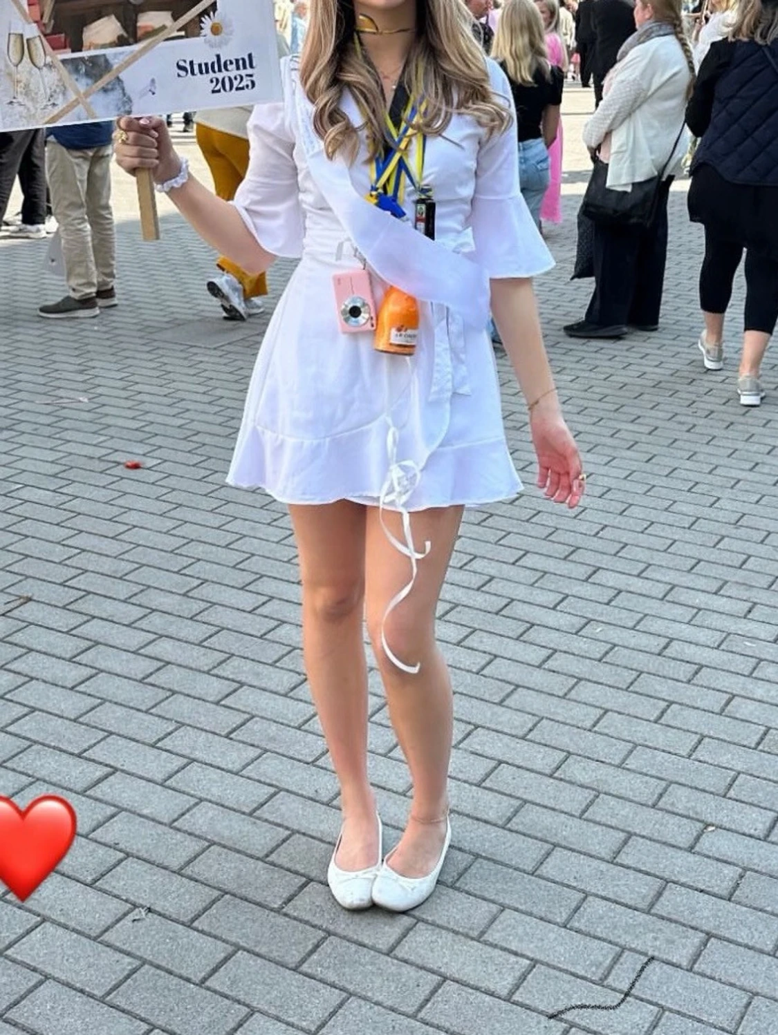 Vit studentklänning med volang